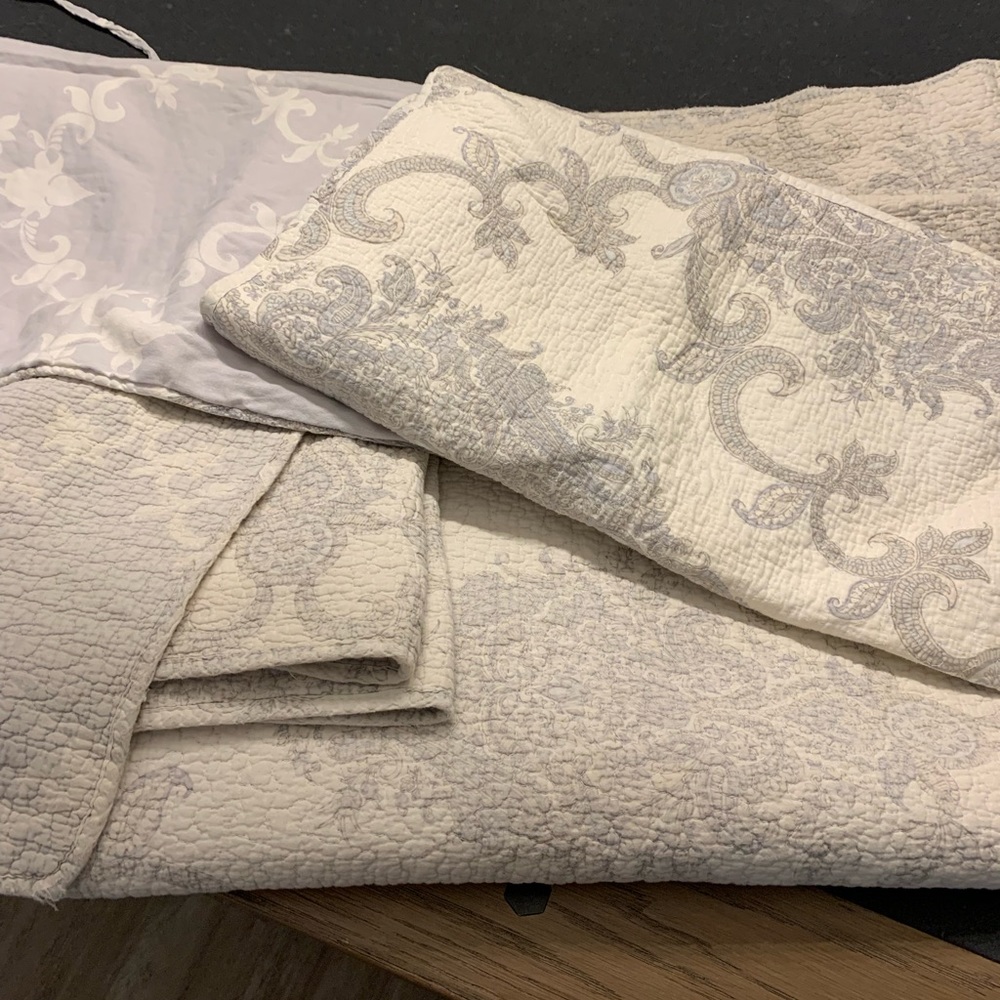 Queen coverlet and matching pillow cases